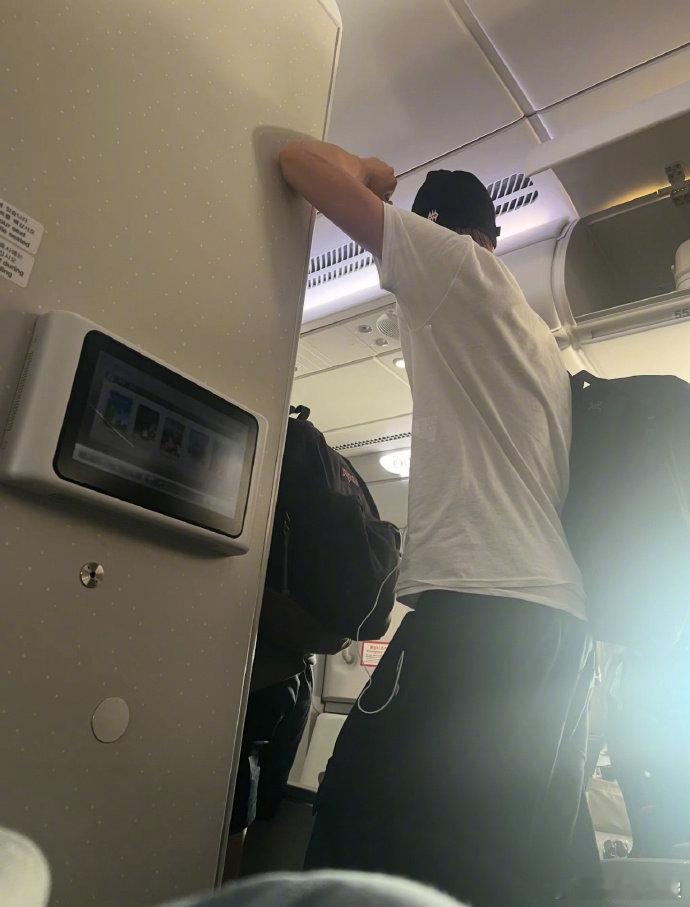 坐飞机跟马丁当同桌网友坐飞机竟与CORIS成员马丁同座邻座！因对方颜值过高，发