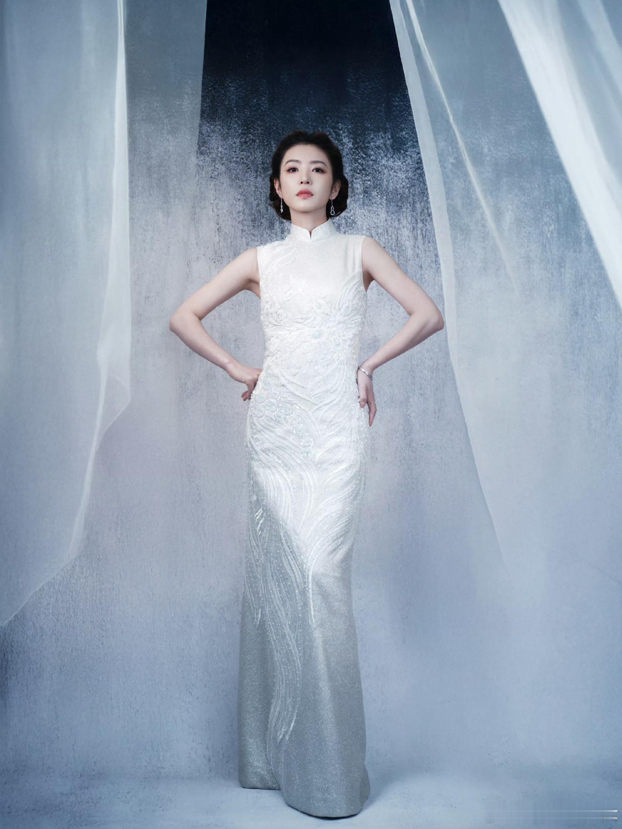 李云霄百花迎春造型，穿着茧迹浮光系列刺绣旗袍，佩戴着麒麟Wulu系列珠宝，古