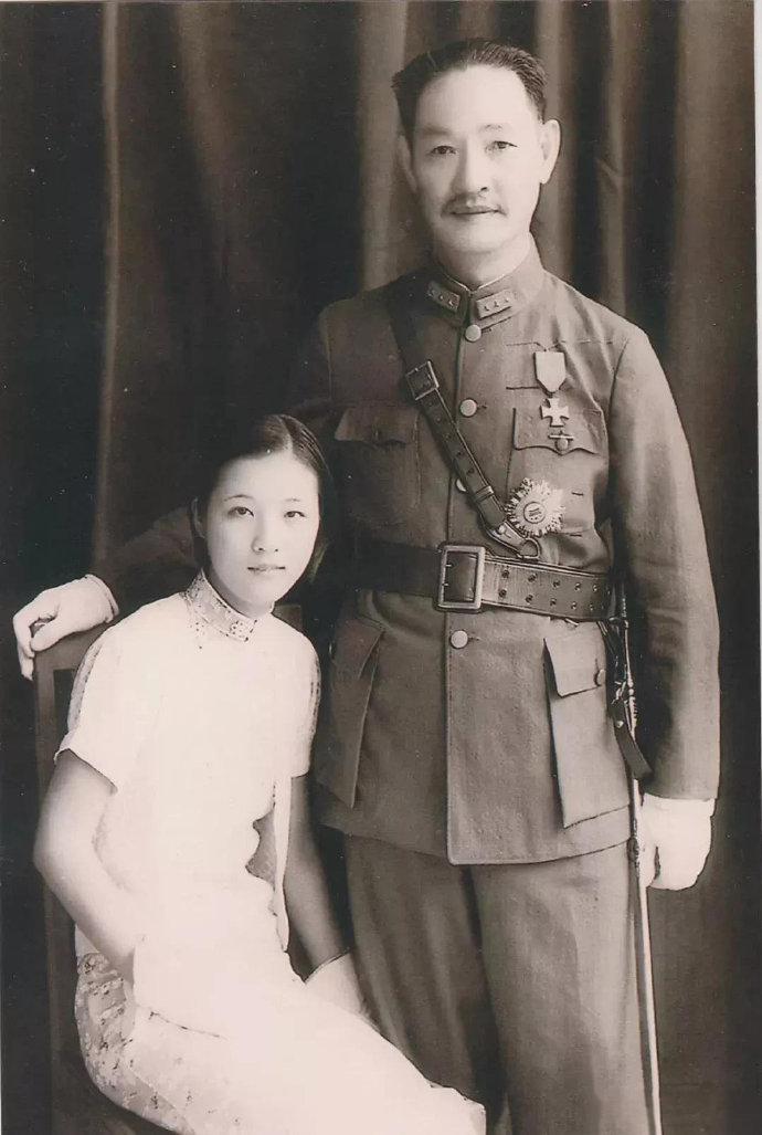 1936年，一个十七岁的花季少女在父母的安排下嫁给了大他三十七岁的男人，由于年纪