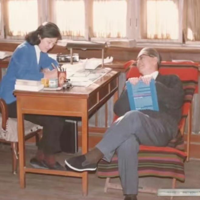 这是1974年，时任外交部部长的乔冠华和妻子章含之，在北京史家胡同51号的那个温