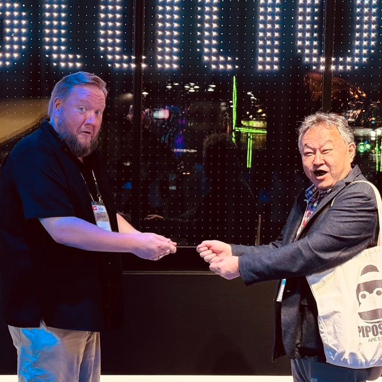 前PlayStation全球工作室总裁吉田修平与前索尼副总裁AdamBoyes重现了13年前的“分享