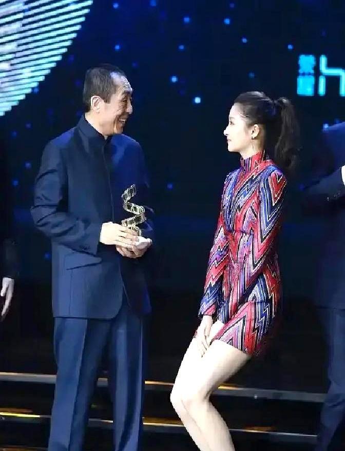 同样是和前辈同台，关晓彤这动作赢了太多人。172的她穿高开叉长裙踩高跟，比