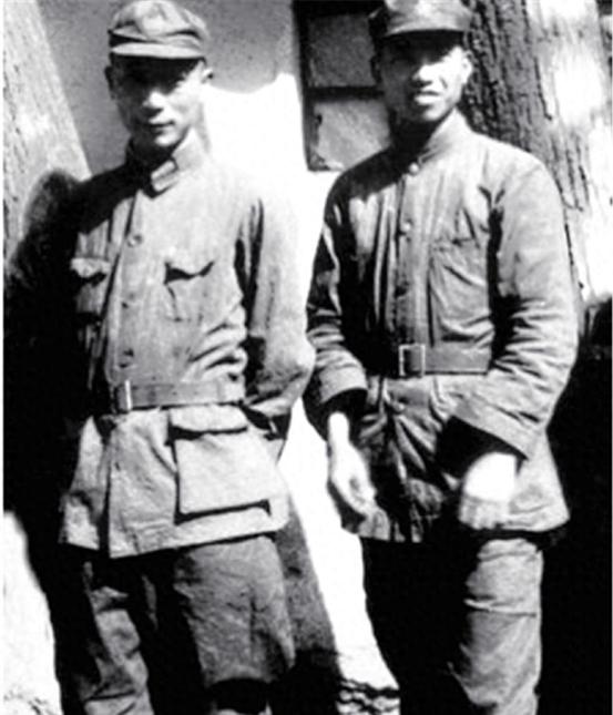 李运昌当司令，有人说：没当过兵，咋能当司令！萧克：他黄埔四期“1940年3月，