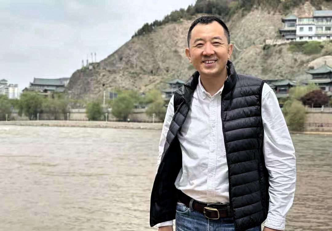近日在浙江大学发生了感人的一幕，演讲落幕时，那个犹豫着上前的身影瞬间抓住全网目光