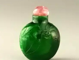 1966年，山东烟台一个老汉，无意中挖到一个绿瓶子，为了不被人发现，便把它藏在家