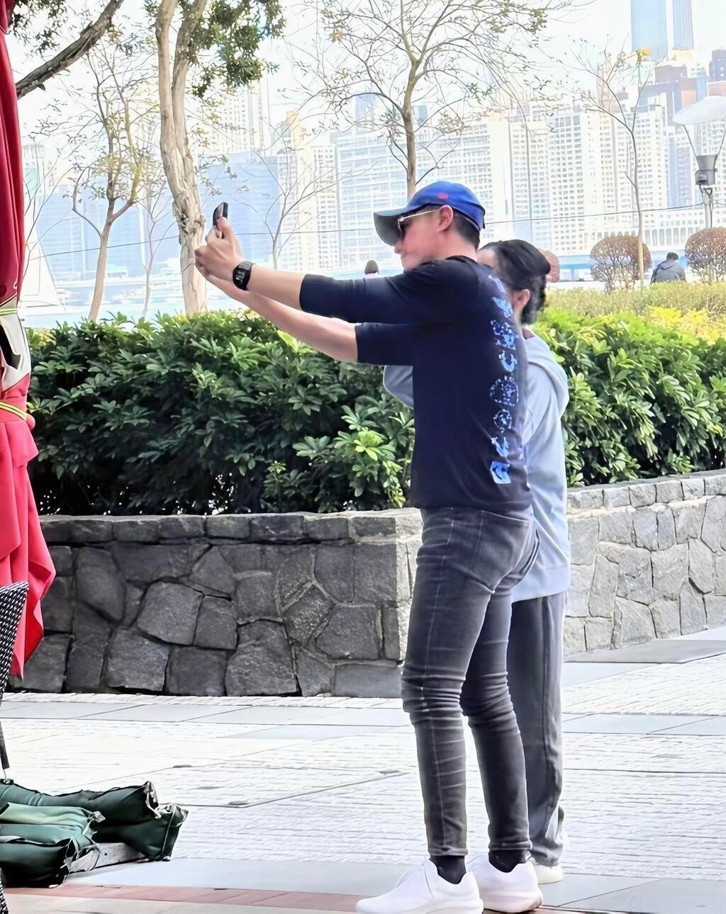 林心如怎么受得了霍建华这条牛仔裤老辈子就是有实力，穿紧身束脚牛仔裤也难掩其帅气！