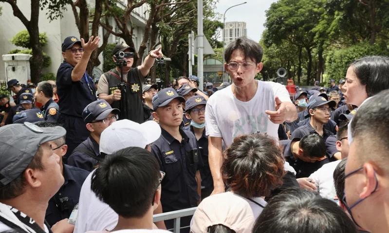 台北警局申请台检侦办黄国昌民众党前主席柯文哲涉京华城案遭羁押满1年，现任党主席