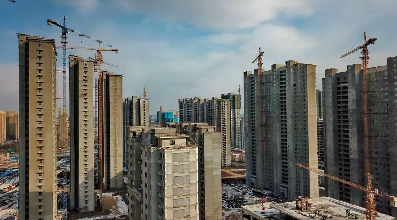 今年前8个月，地方政府卖地收入只剩1.38万亿元，同比掉了近30%。过去那种一整