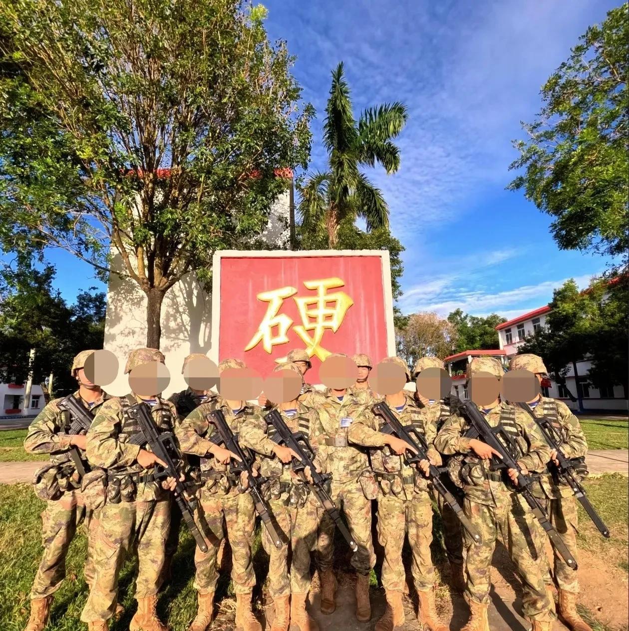 照片上训练有素作风优良的解放军战士非常的精神抖擞，有经验的网友一眼就能分辨出他们