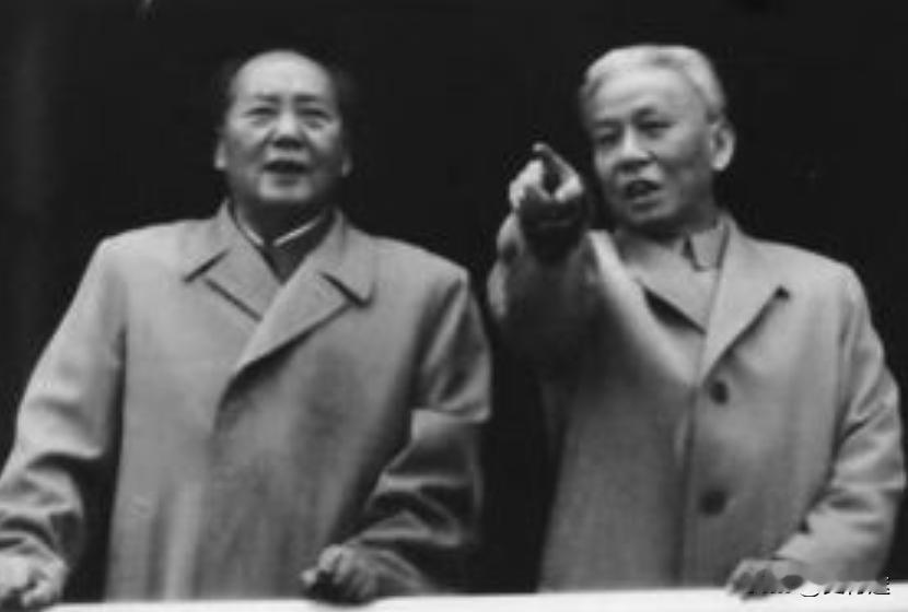 刘少奇既不是元帅，也不是军事家。这句话放在中国人的记忆里，像是一句声明，又像一