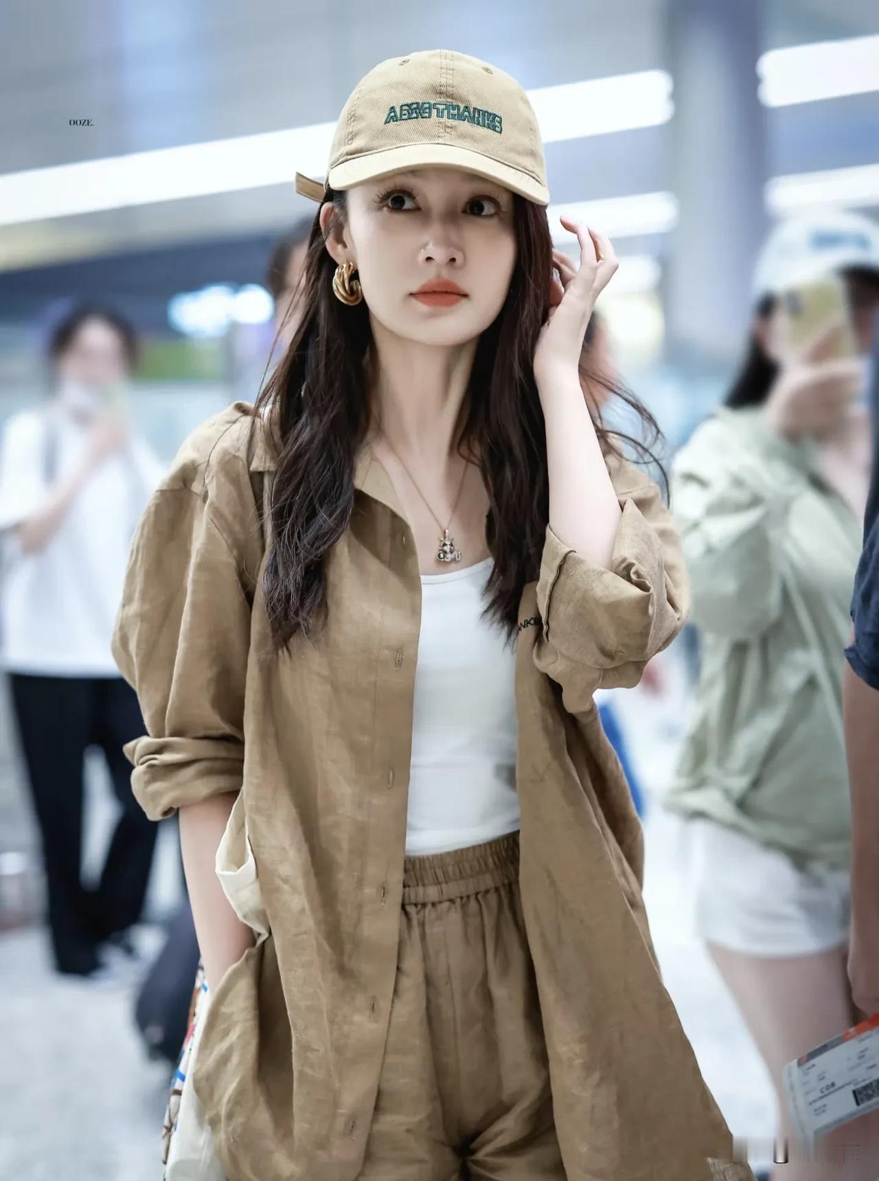 李沁的性格其实也没有淡淡的吧，我觉得她挺热心的，因为别人做什么她都会参与。龚