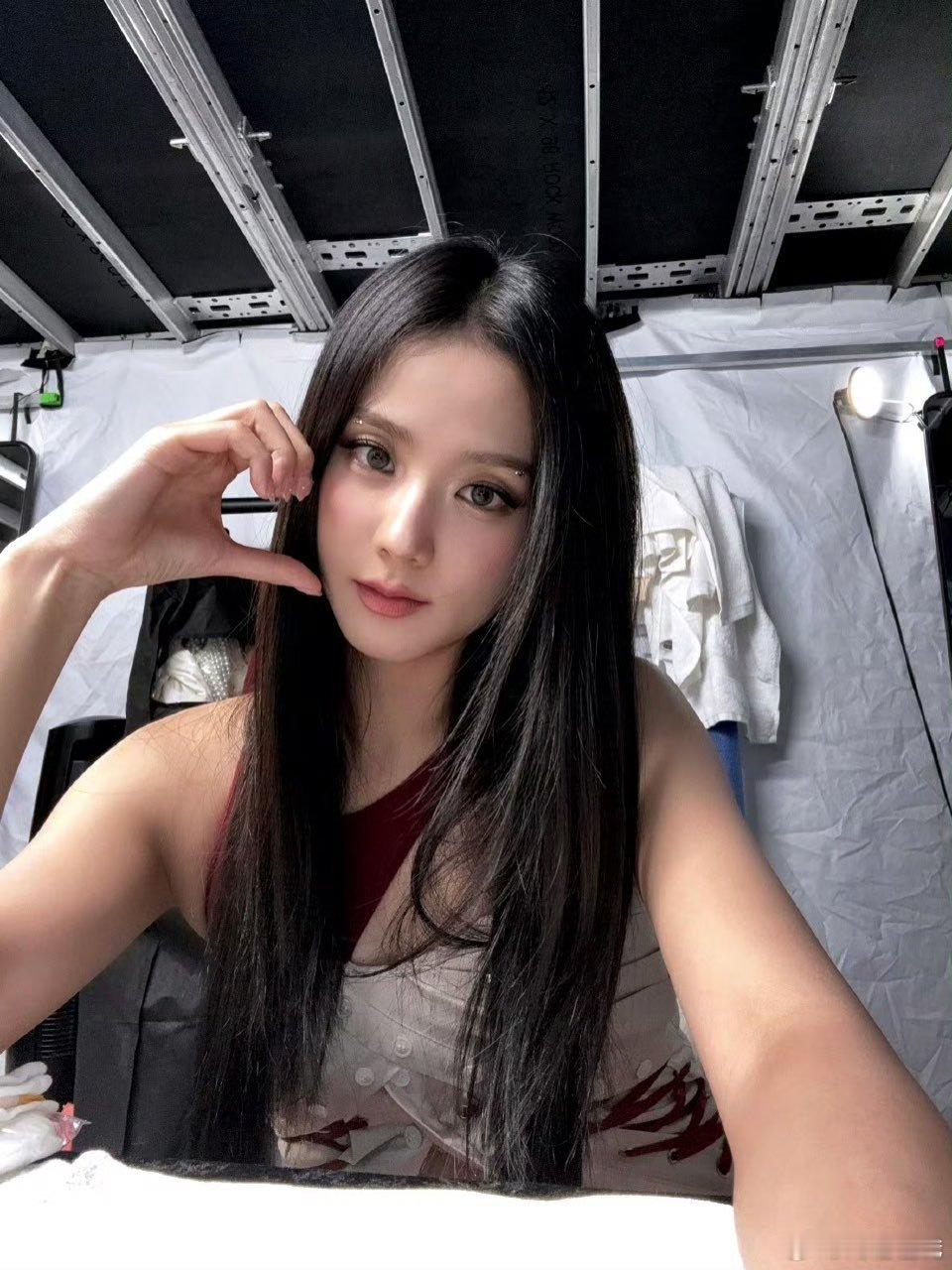 智秀发了伦敦站的plog，和朴彩英比心很亲昵！演唱会巡演已经过半了！大家的状态还