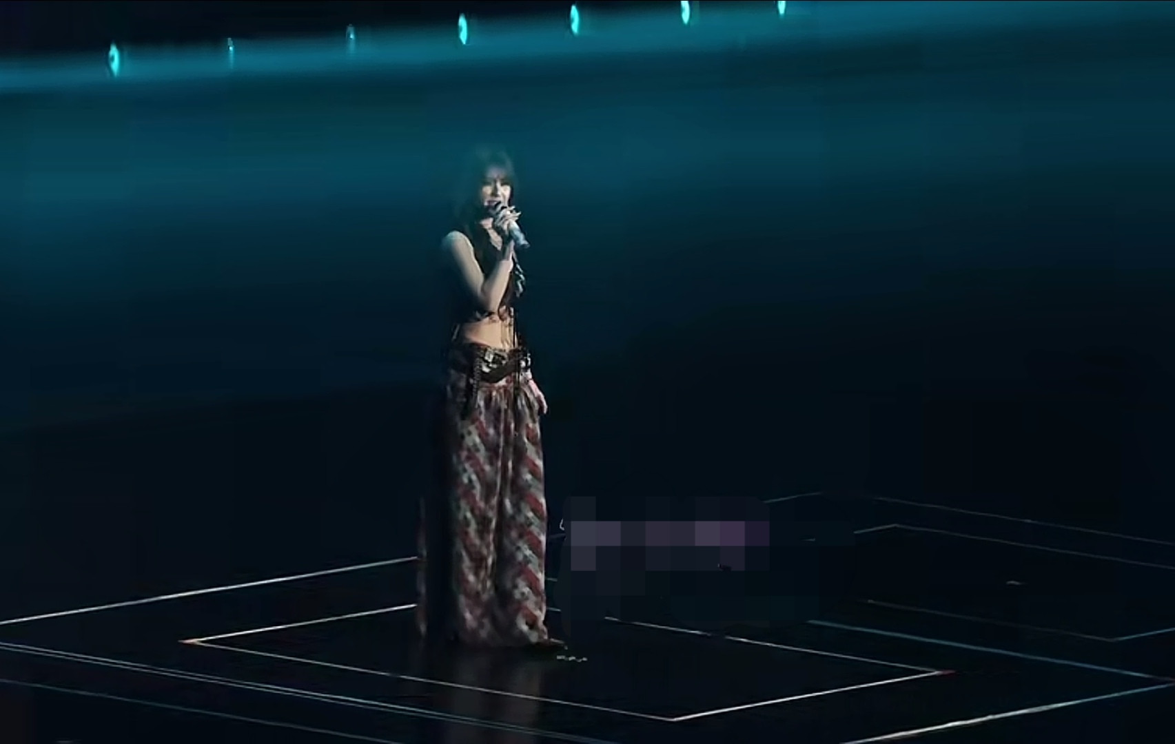 赵露思的这个舞台造型，明明很好看呀，时尚又性感