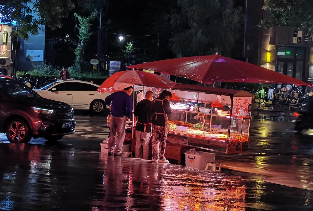 兰州的雨夜，街头依旧有人在忙碌，下班的打工者，匆匆回家。雨夜，一盏灯火最温暖，点