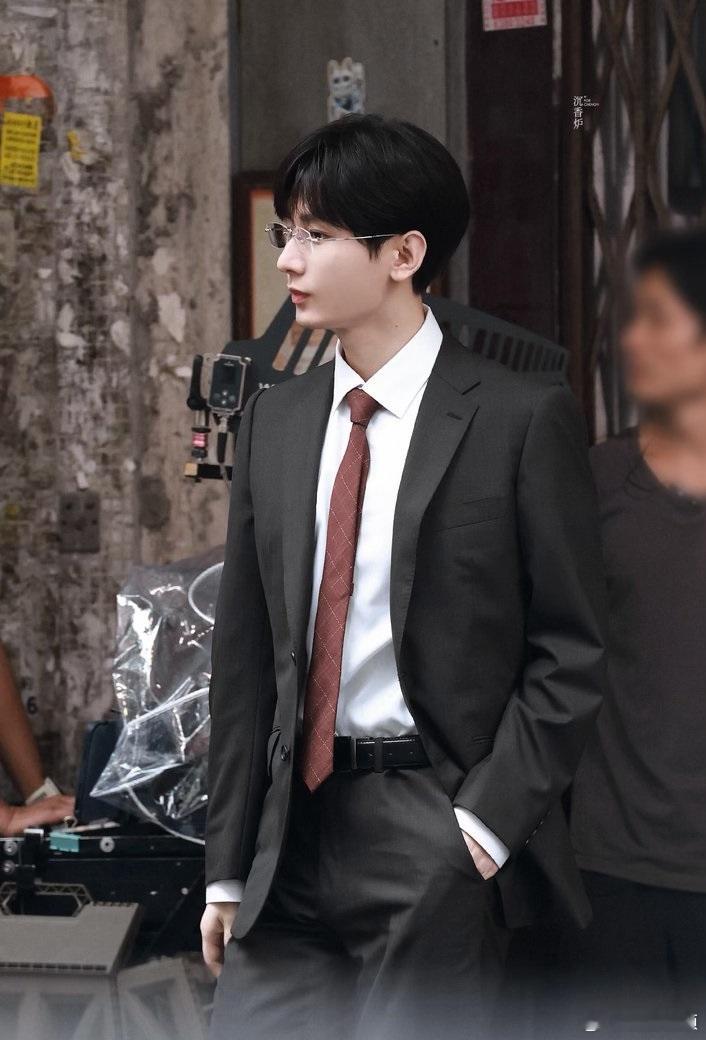 成毅好有港味成毅港风西装造型脱离古装温润形象，成毅港风西装造型解锁全新气质，复