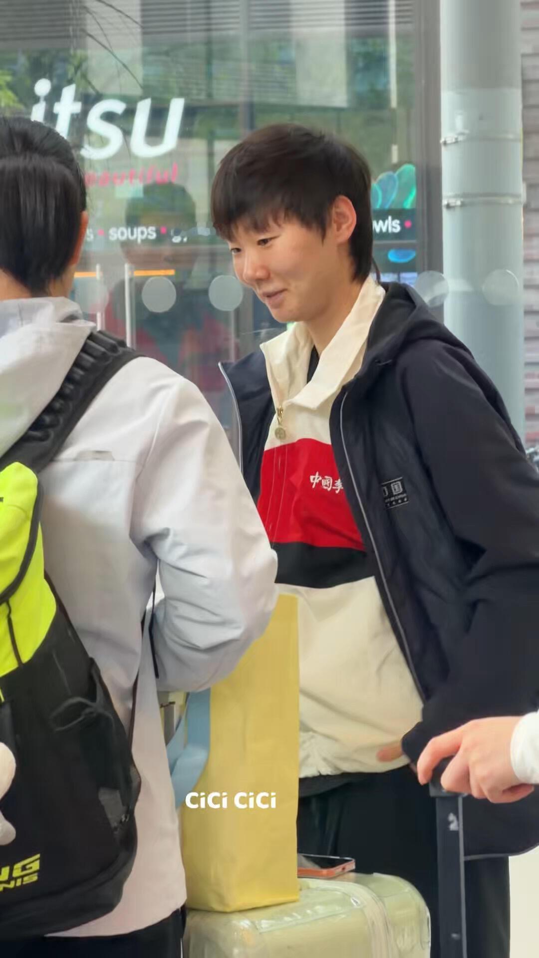 要回去了，恭喜男女线取得了耀眼的成绩！软萌酷帅，真的很迷人，高高的个子，但是尽