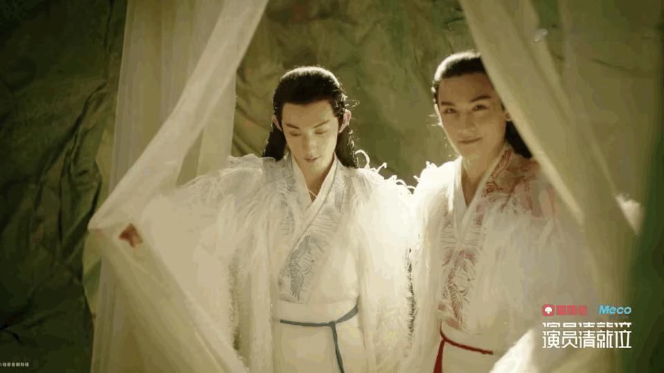 图一是陈凯歌拍的，图二是郭敬明拍的，两组不同的风格，你们喜欢哪一组？