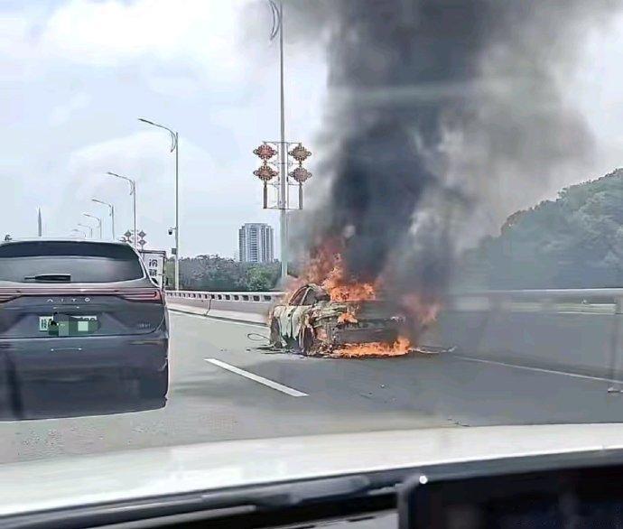 最近几天，有三起新能源车起火事件引发网友关注。一起是问界M9地盘被一个异物托底