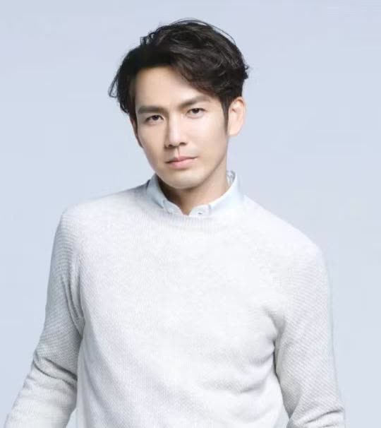 钟汉良后悔了！当年不肯演果郡王，害得导演郑晓龙记仇14年，特意推掉所有工