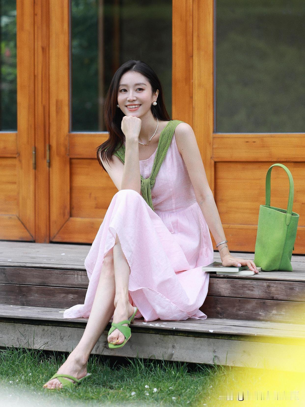 夏日清新穿搭，粉裙绿包，阳光下的美好时光30岁以后穿粉色合适吗?