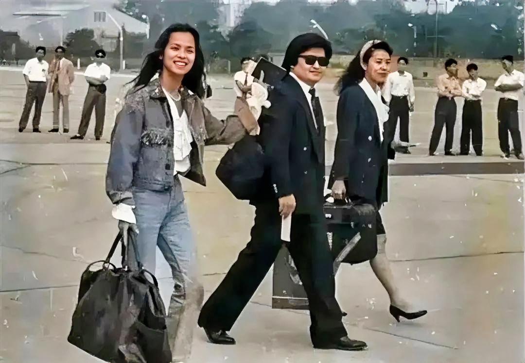 1990年，刘欢和韦唯参加亚运会，一张罕见的合影，那时候刘欢27岁，韦唯当26岁