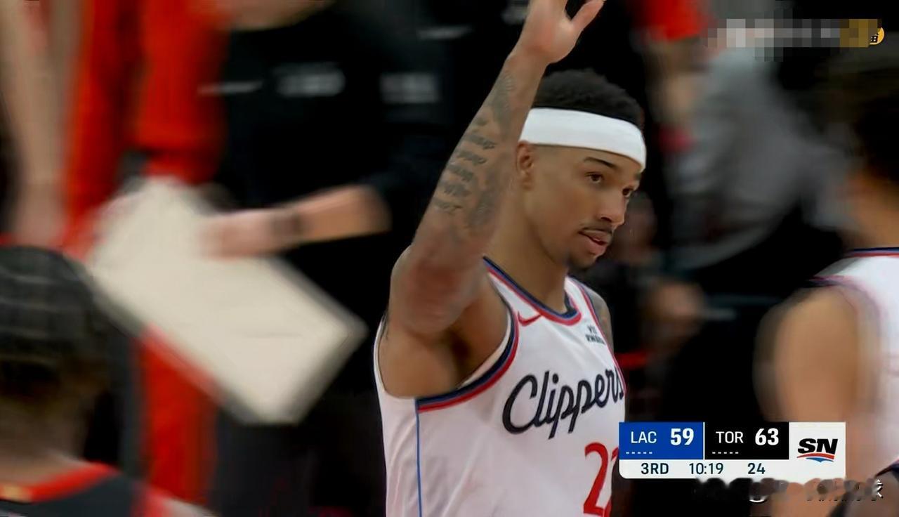 快船新星乔丹-米勒绝对必成大器！在今天快船客场以121：117击败猛龙的比赛中，