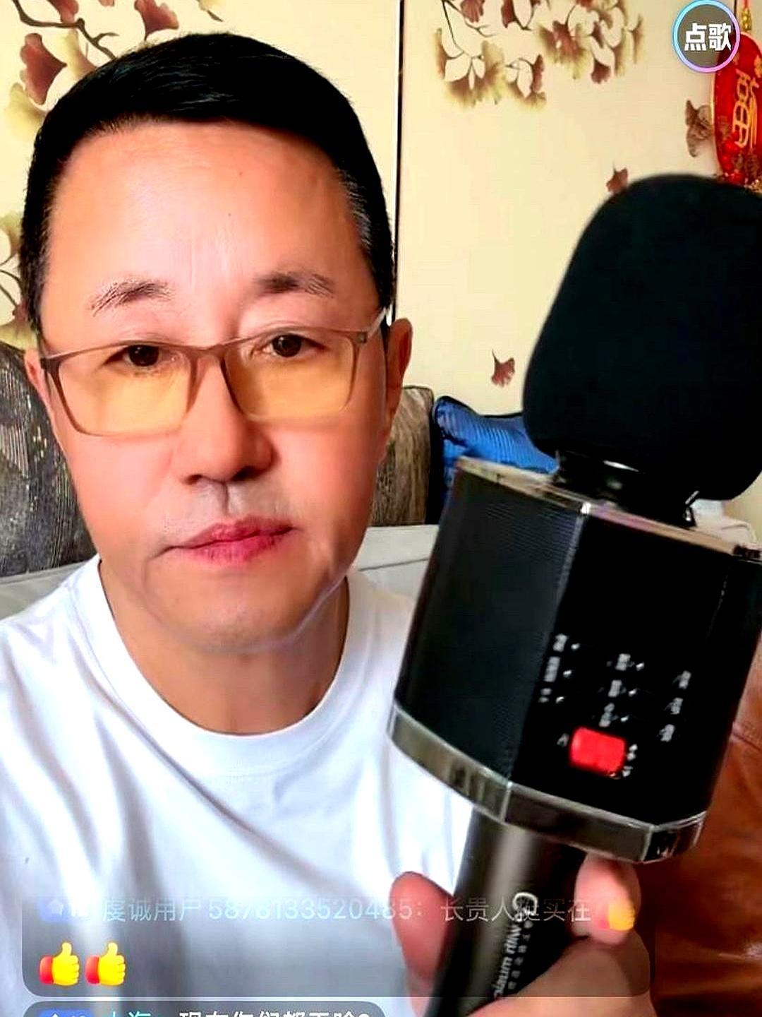 当一个公众人物试图向网友交心时，往往就是职业生涯崩盘的开始。闫学晶在直播间