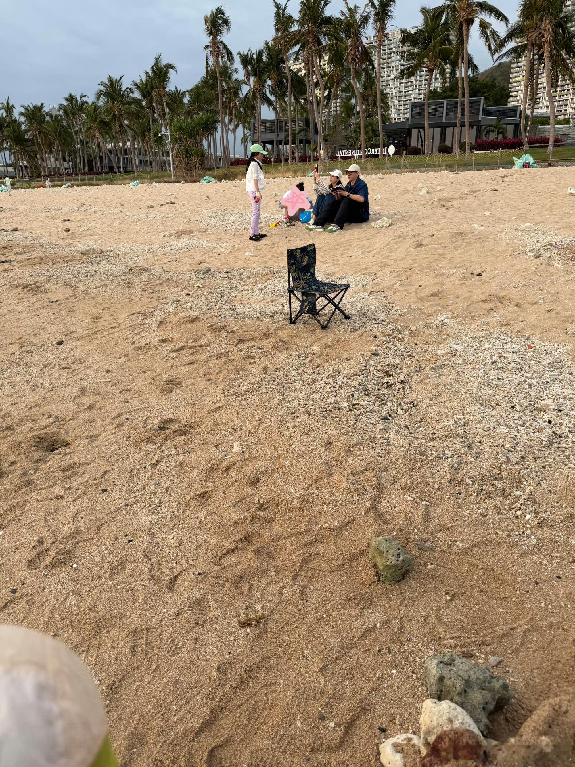 董璇张维伊带小酒窝抓螃蟹偶遇董璇张维伊带小酒窝抓螃蟹，这画面好有爱呀，真的慕啦～