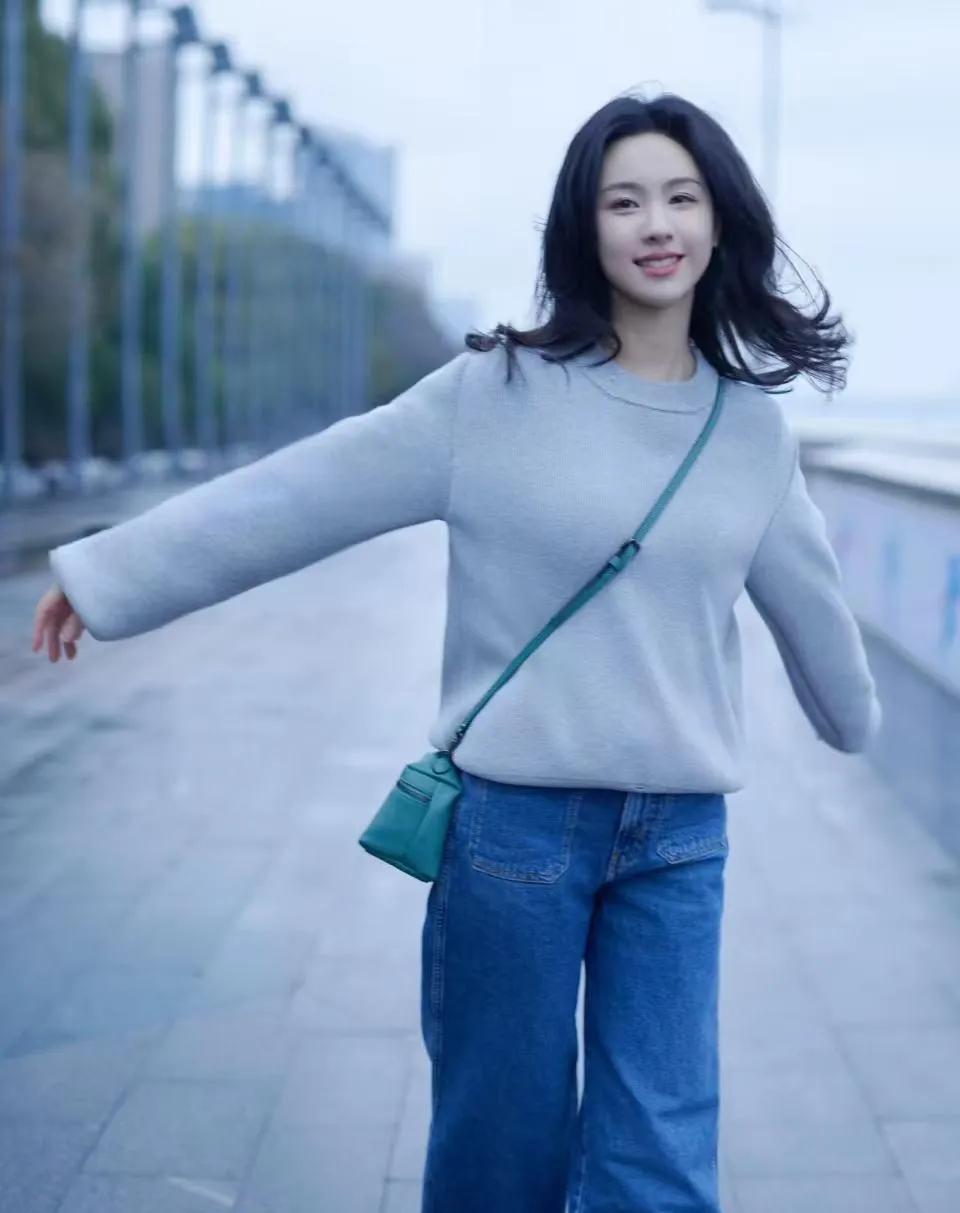 陈都灵这波松弛感穿搭，是把“氧气美女”焊在身上了吧✨浅灰色毛衣配牛仔裤，简