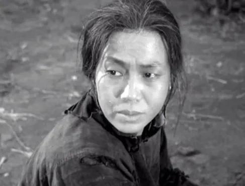 1945年冬夜，武工队敲响了一农户家的屋门。一大娘把炕头烧热后，让他们先躺下歇息