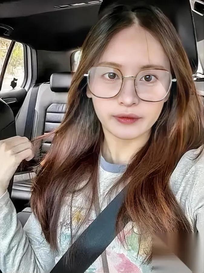 侄女31岁当老师还单着家人急坏了她却不慌咱先说说这条件：月入6000有车