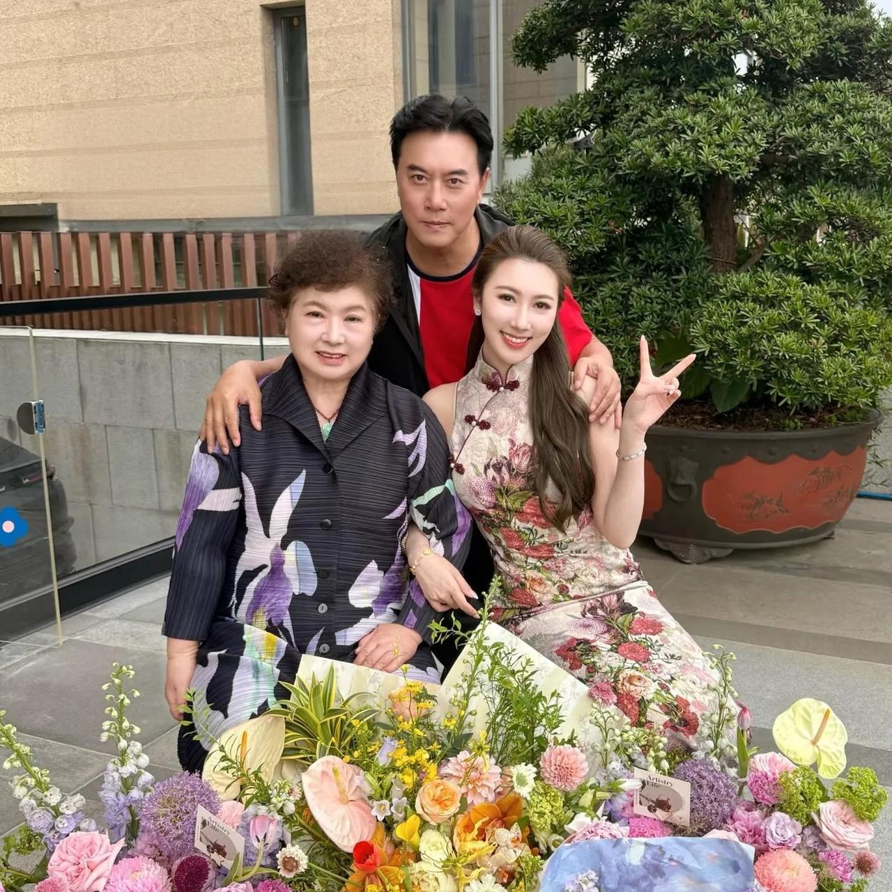 “赵云”一家三口的合影，大家还记得他吗？他就是在94版《三国演义》中饰演赵子龙的