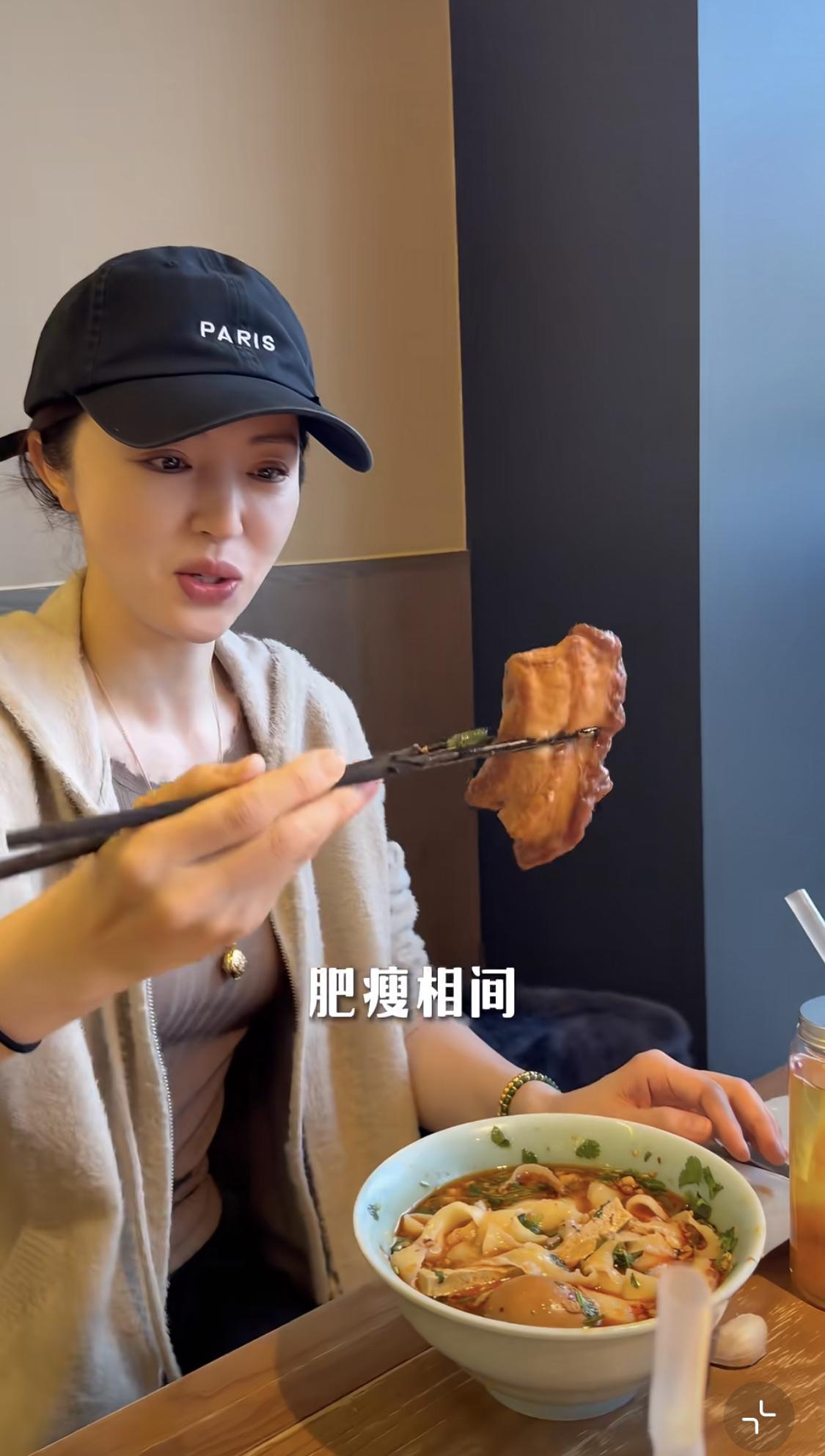 董璇和张维伊回山西大同，吃了两天面条。董璇说在大同可以一周吃不同的面条。董璇