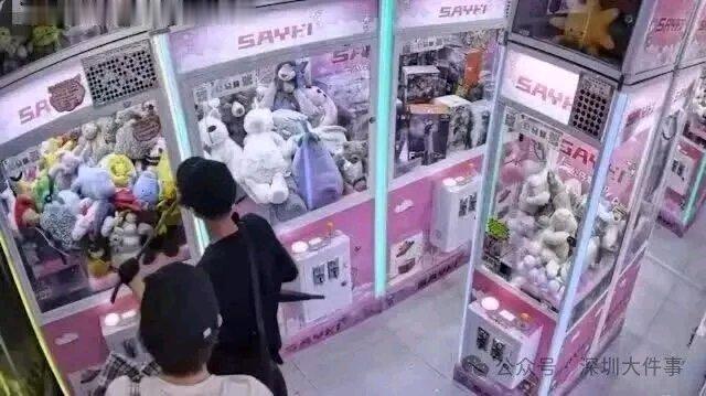 刷到这条新闻我直接看愣了，香港旺角那家开了快十年的潮玩店凌晨被洗劫，卷帘门被暴力