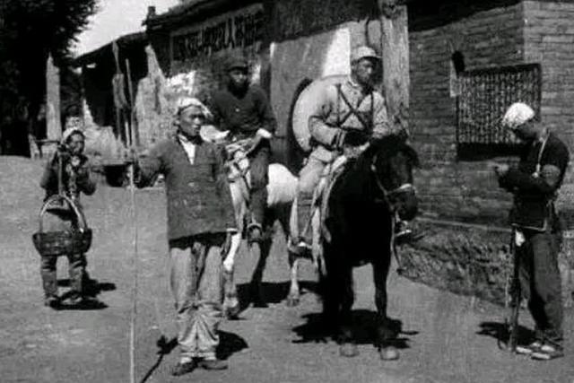 1938年，八路军王金英因为病重，被秘密送回家乡休养，不料邻居却跑去告密，鬼子直