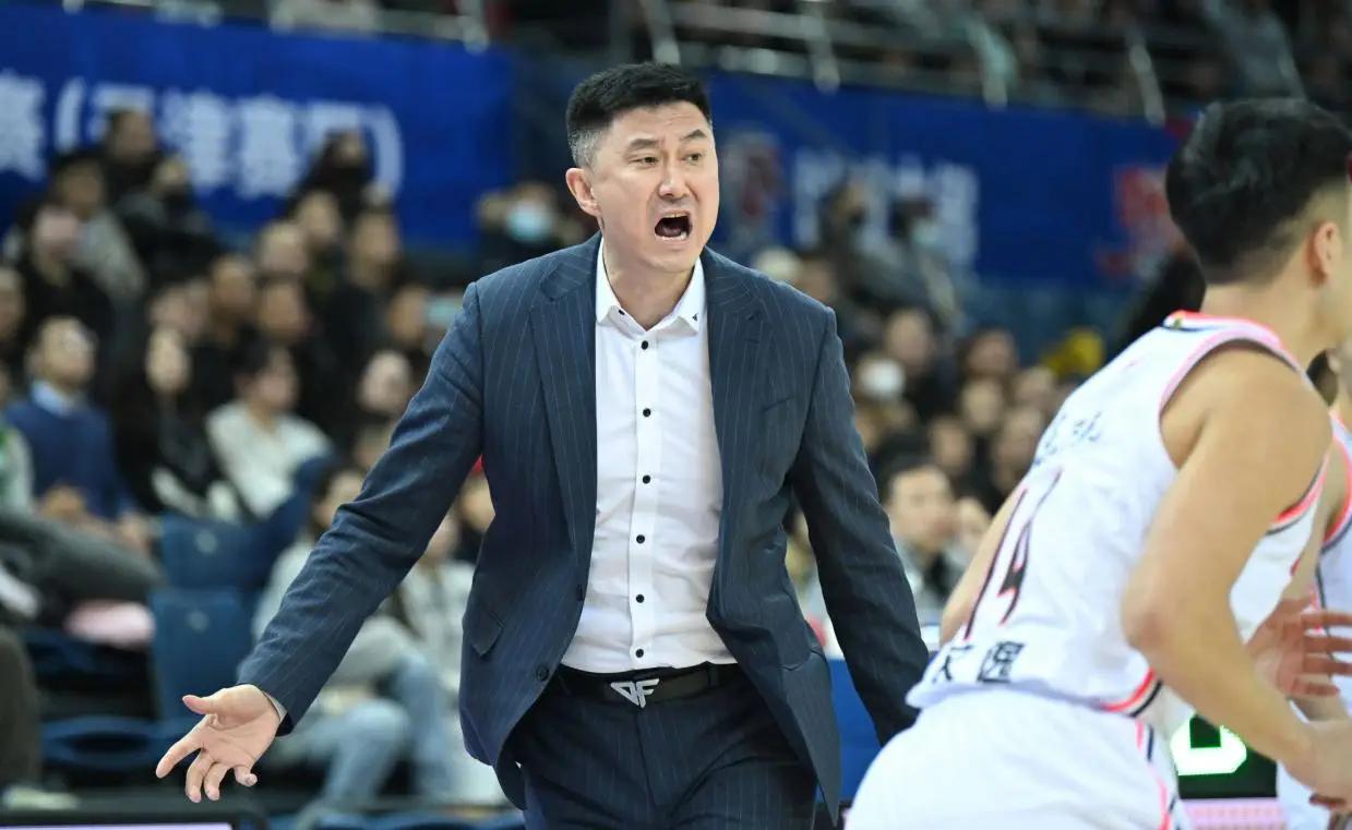 如果杜锋下课，谁将接任广东宏远主教练职位？目前候选人真的不多，按照宏远惯例有两种