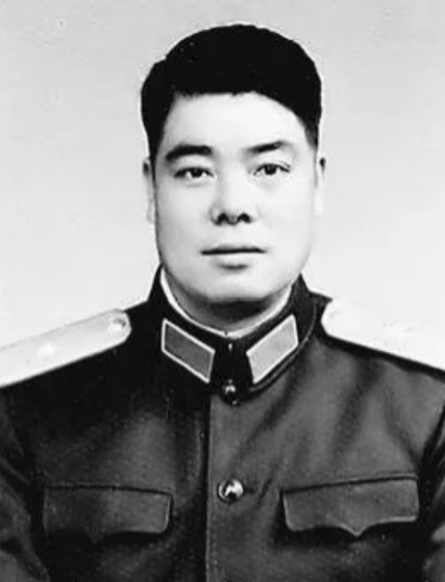1943年，新四军副营长误入敌人阵地，他见跑不掉了，索性不跑，还大摇大摆地问敌人