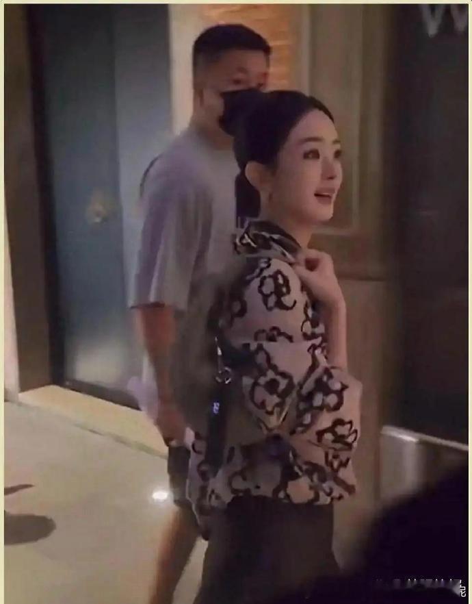 38岁赵丽颖下班被拍，穿棕色套裙贵气逼人，网友笑问：这是要去走红毯？