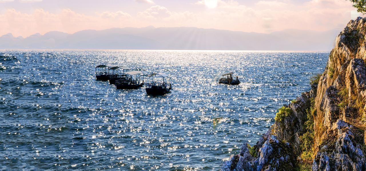 刚环湖一圈回来，100公里，我敢说这是云南最后一片没被糟蹋的清水。昆明过去1