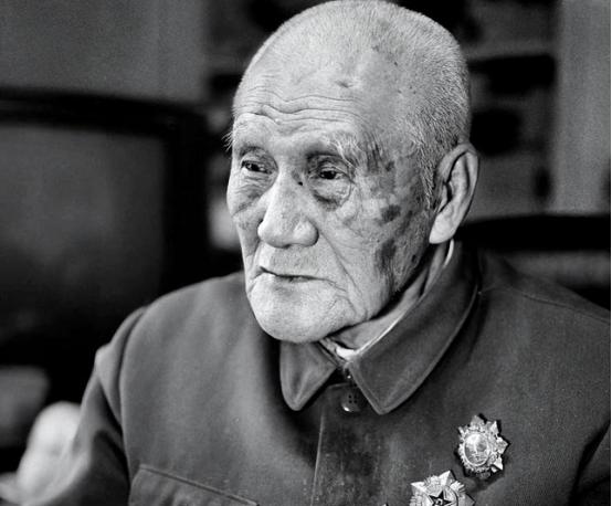 1941年，一名国民党特务混入欢迎毛主席的人群中，伺机行刺，当毛主席正亲切地向大