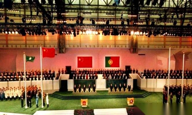 葡萄牙人走之前，干了件绝事儿。他们几乎给所有澳门人，都发了一本葡萄牙护照。这