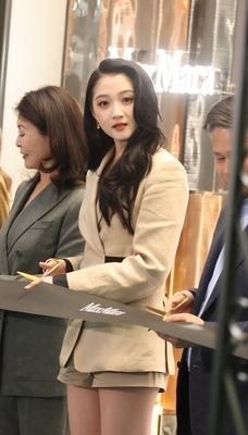 关晓彤亮相活动，西装穿搭气质出众，时尚性感，优雅迷人，怎么看都美美哒！这样的关晓