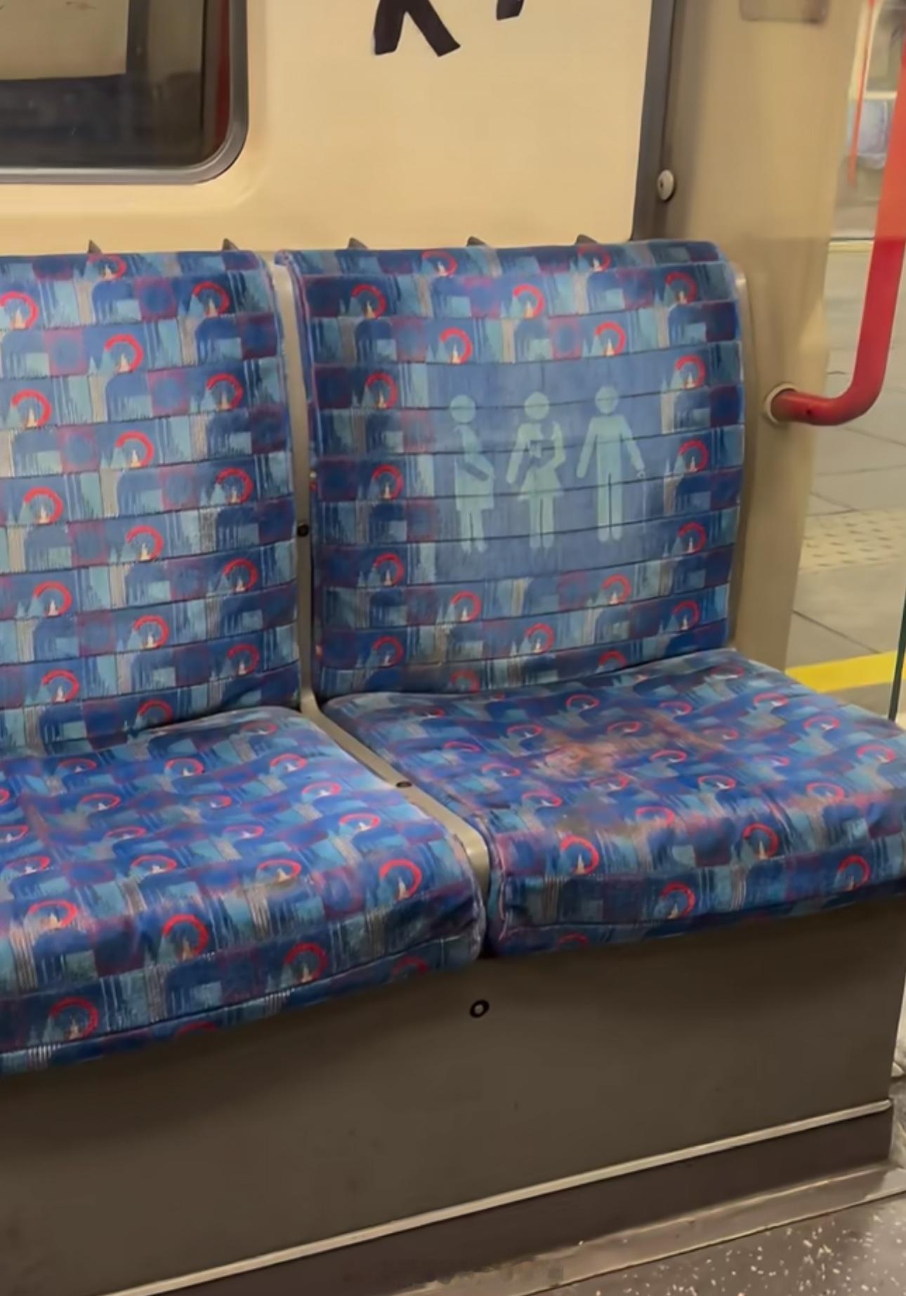 网友分享英国地铁的座椅……这得啥味啊……谁敢闻闻？