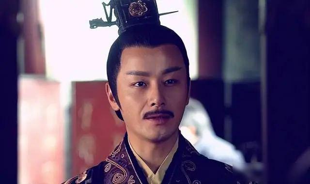 公元前177年，一个藩王当着满朝文武的面，从袖子里掏出一把铁锤，对着朝中侯爷的脑