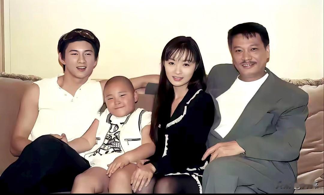 小时候的郝劭文好让人喜欢啊，很多人都会宠着她。