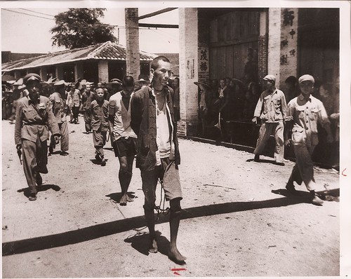 1953年，被批斗的地主游街。