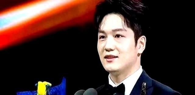 马龙没拿国内“十佳”，拿了全球华人杰出青年。他不拍热搜，不炒人设，训练场就是他