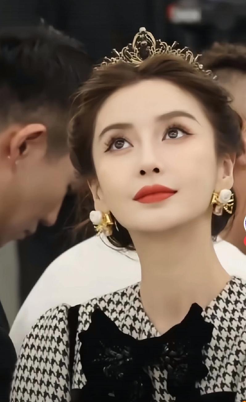 说句扎心的大实话，第一眼望过去，杨颖真的很美。五官精致，高挺的鼻梁绝美唇形，