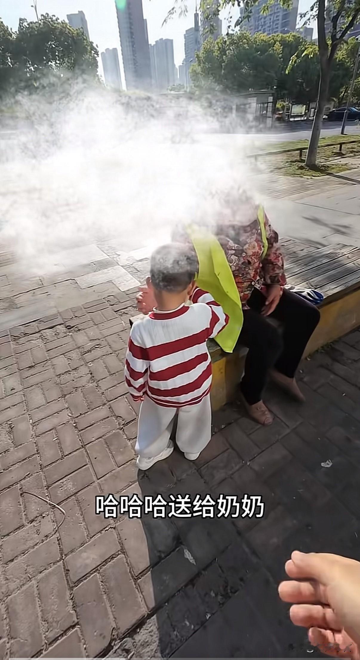 暖心！环卫阿姨没带午饭，又舍不得买，就一个人坐在长椅上看着其他人吃，这一幕被旁边