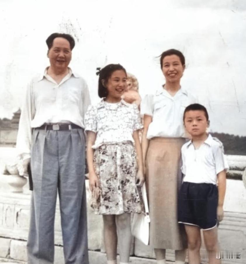 这张1951年摄于北京颐和园的珍贵合影，定格了毛主席与夫人、女儿及侄子的温馨瞬间